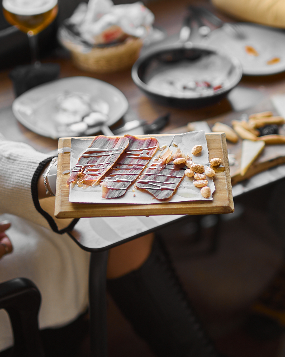 tabla de quesos andaluces en abaceria la familia restaurante en castilleja de la cuesta